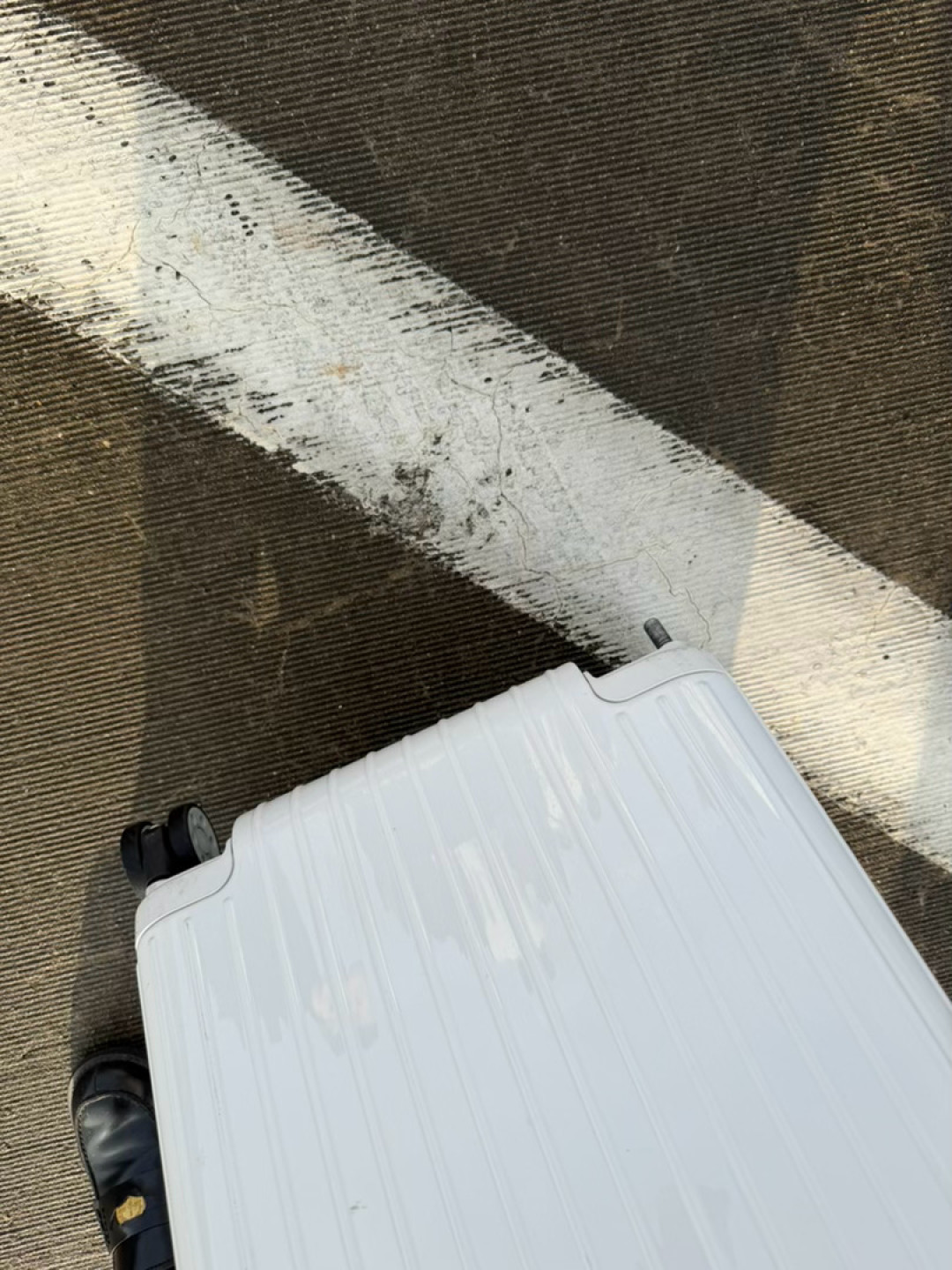 新Rimowa半年坏两次,13年的还在用?翻了全网20多个战损帖:坏的总是同一个地方