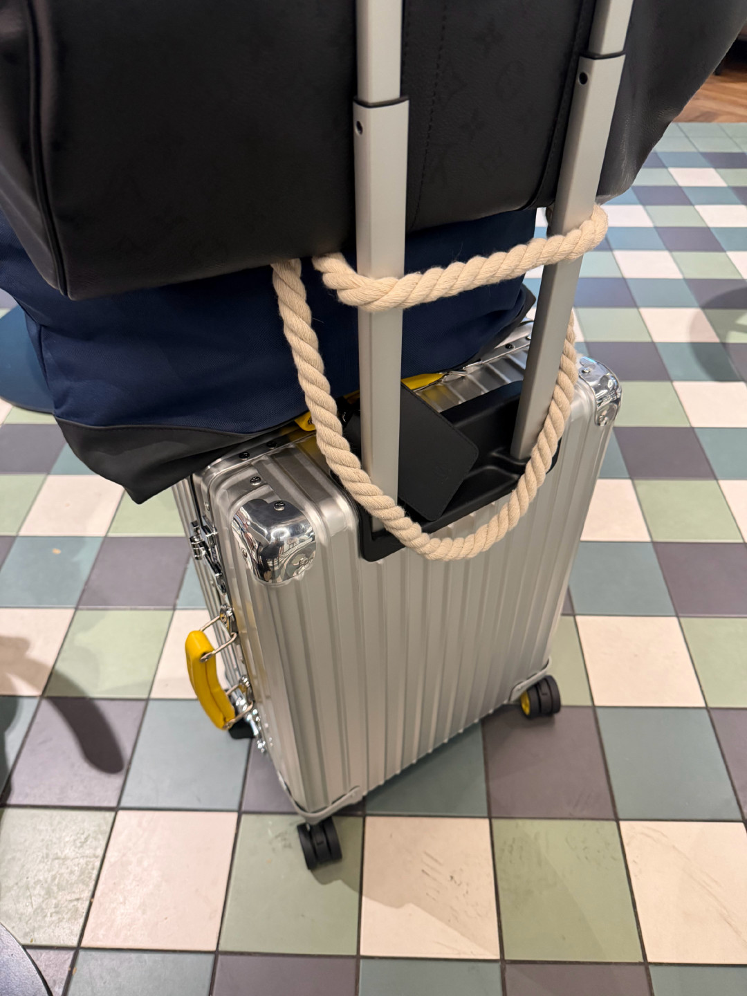 新Rimowa半年坏两次,13年的还在用?翻了全网20多个战损帖:坏的总是同一个地方
