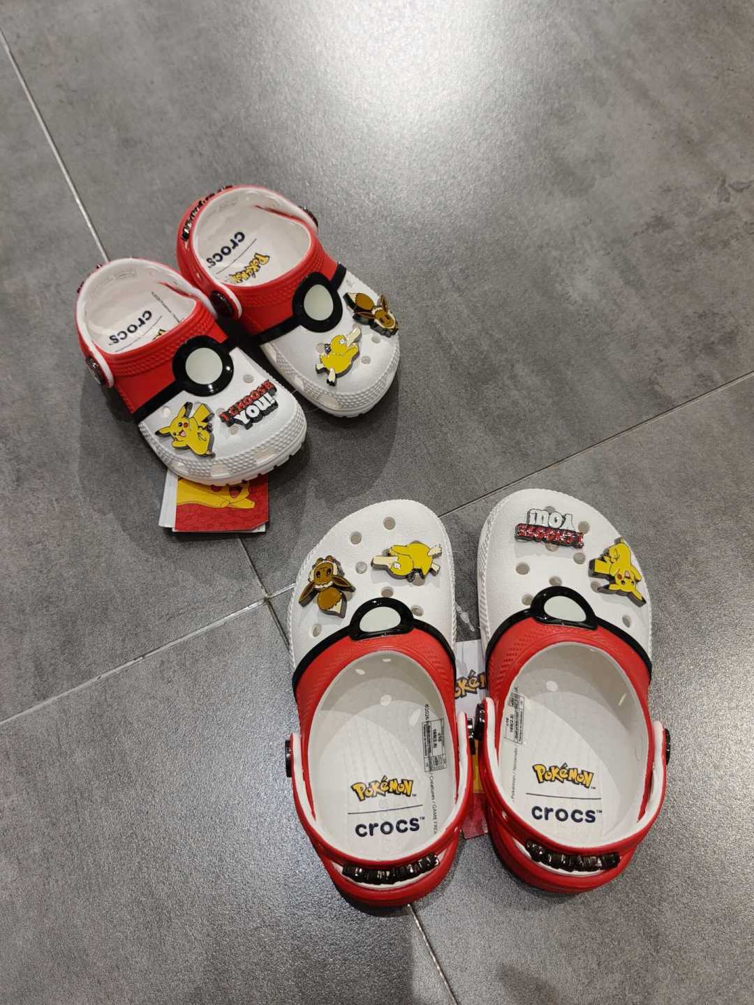 599元的精灵球Crocs昨天开售:瑞幸联名刚卖出14双,这双宝可梦30周年值得买吗?