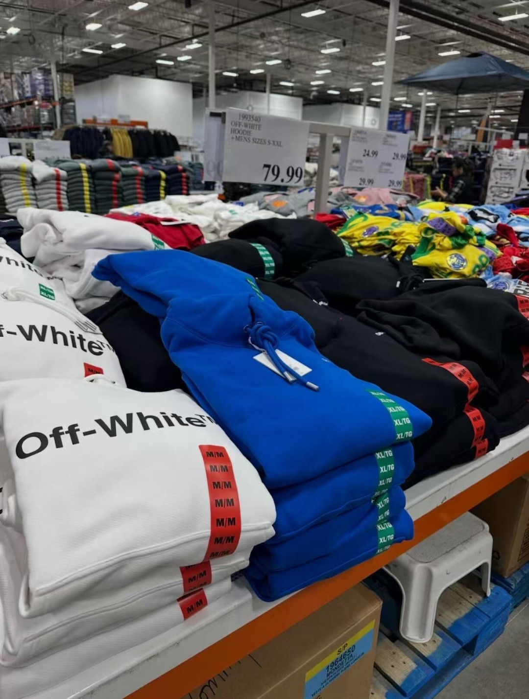 Off-White官宣张艺兴为首位代言人,同款首日售罄:被摆上Costco的前