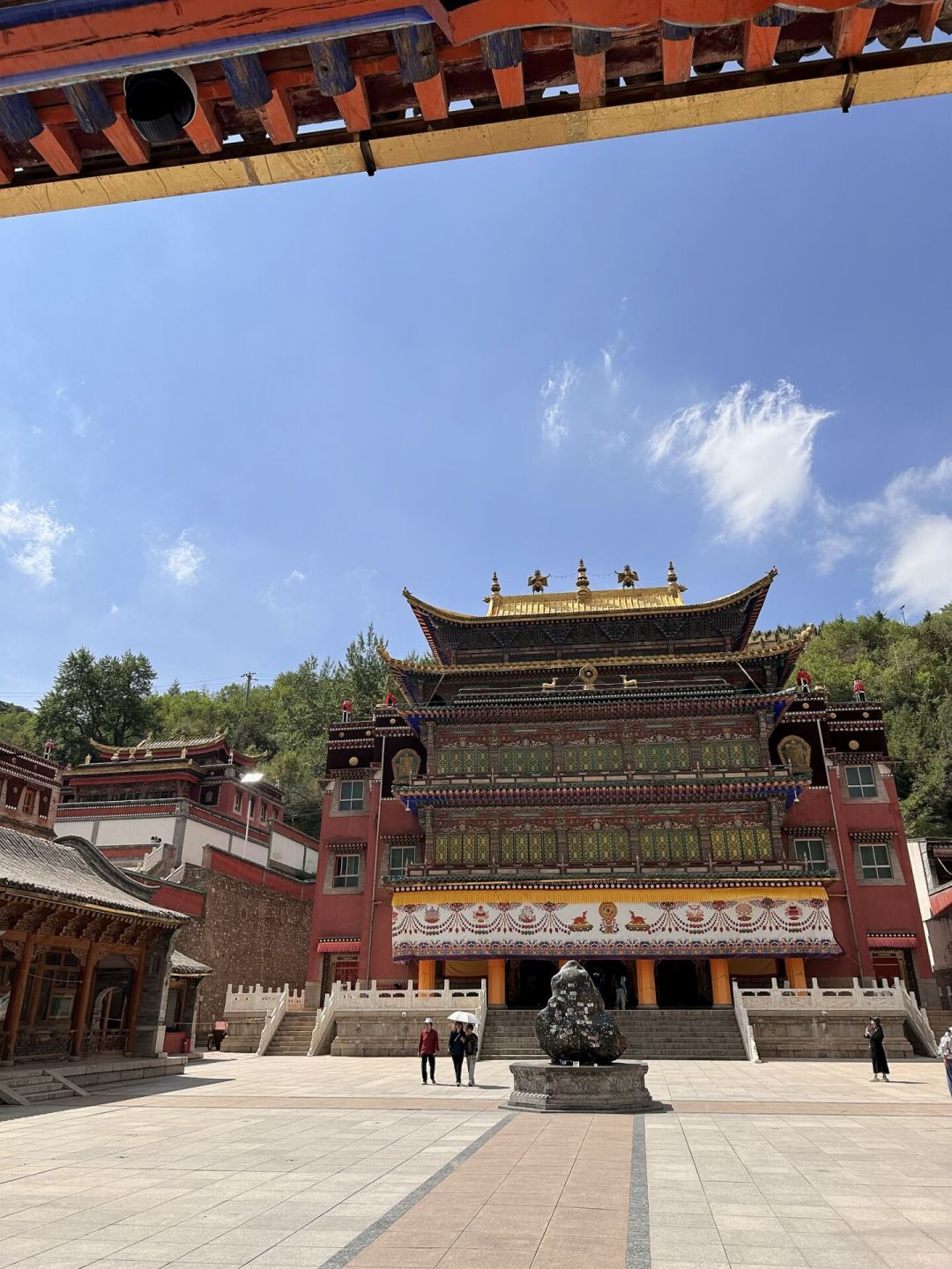 暑期尾巴去塔尔寺？先把这三件事搞清楚：海拔、雨天和客流