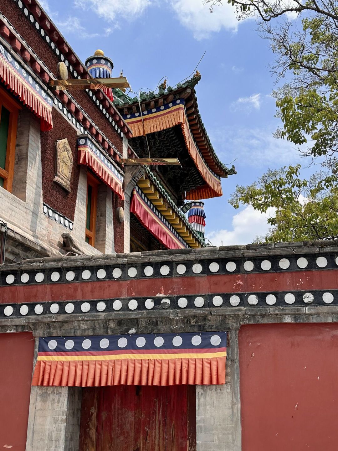 暑期尾巴去塔尔寺？先把这三件事搞清楚：海拔、雨天和客流
