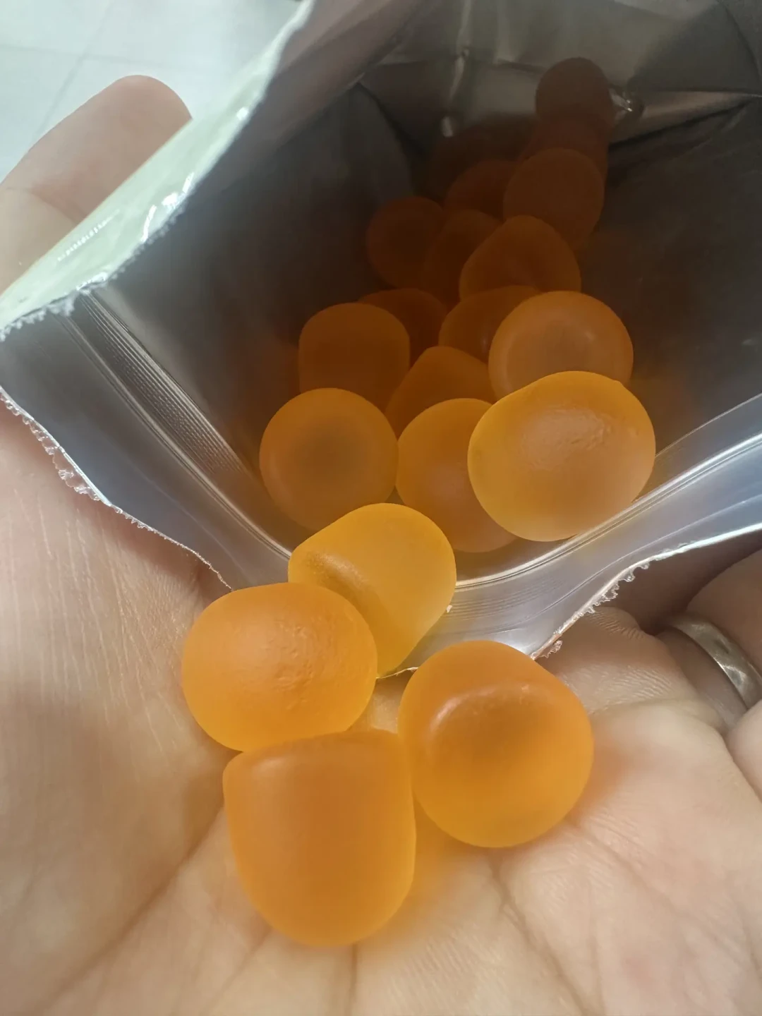 MUJI最火的一排货架不在文具区，在收银台旁：热红酒助眠、羽衣甘蓝社死，软糖到底怎么挑