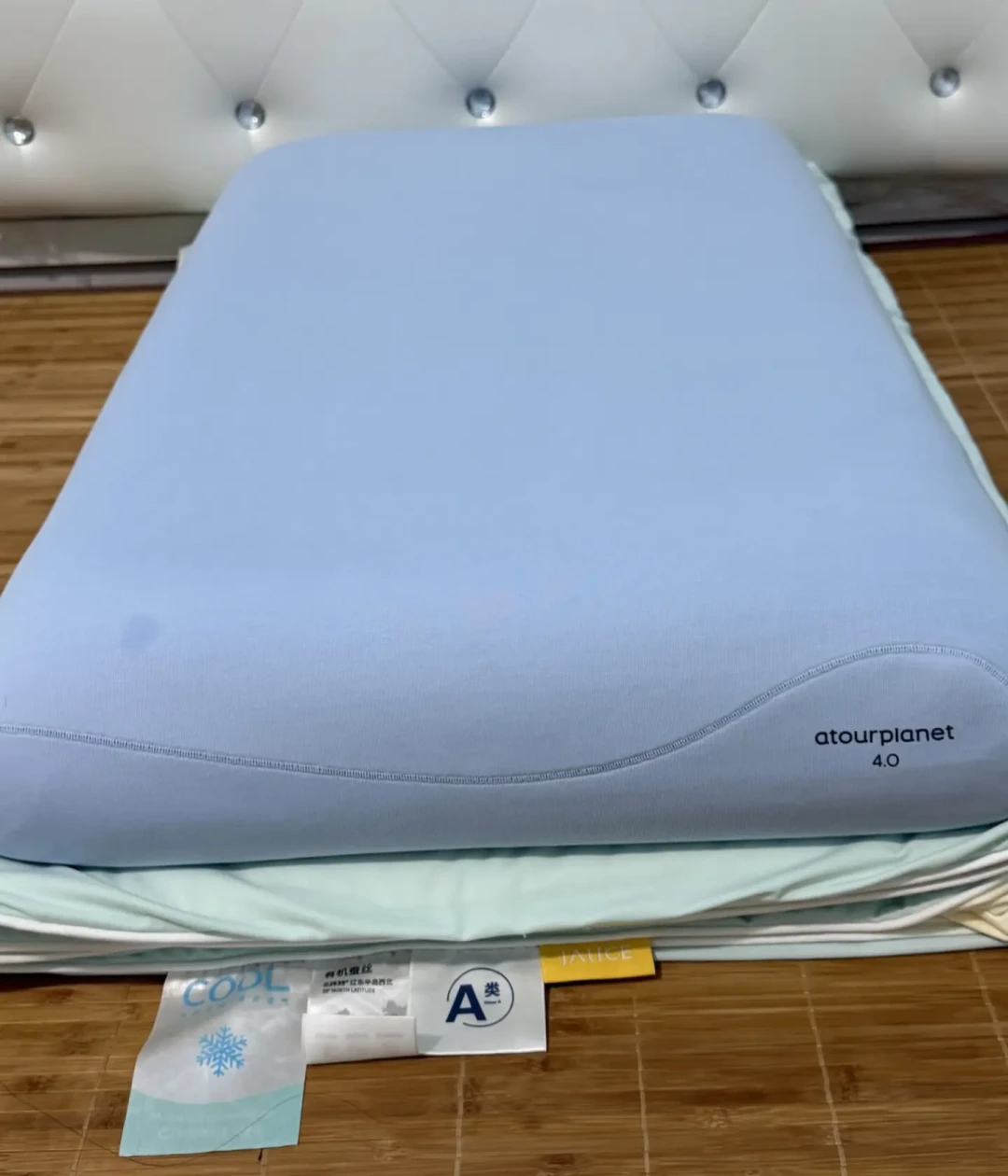 你的酒店房间,其实是亚朵的“展厅”:卖出1200万只枕头后,445元的深睡枕还值得买吗?