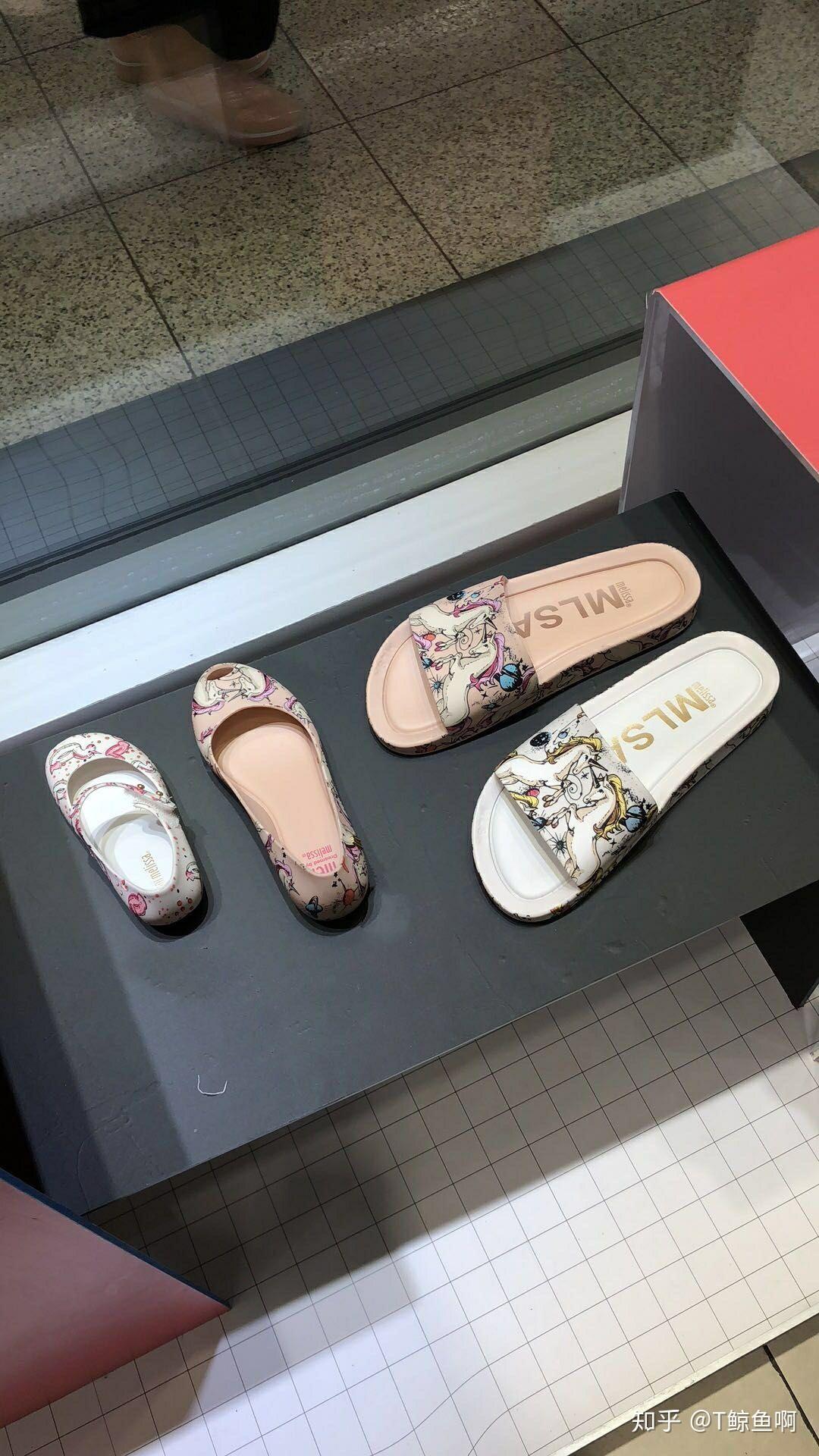 Melissa果冻鞋是「美丽的刑具」?翻完6000条真实上脚评价,我整理出了能买和别买的清单