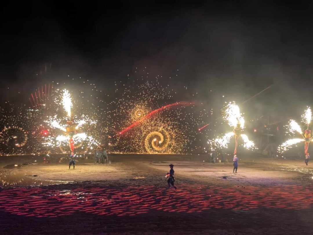 打铁花已经开遍全国景区,但真铁水、机器转、电火花是三回事:买票前先弄清这三件事