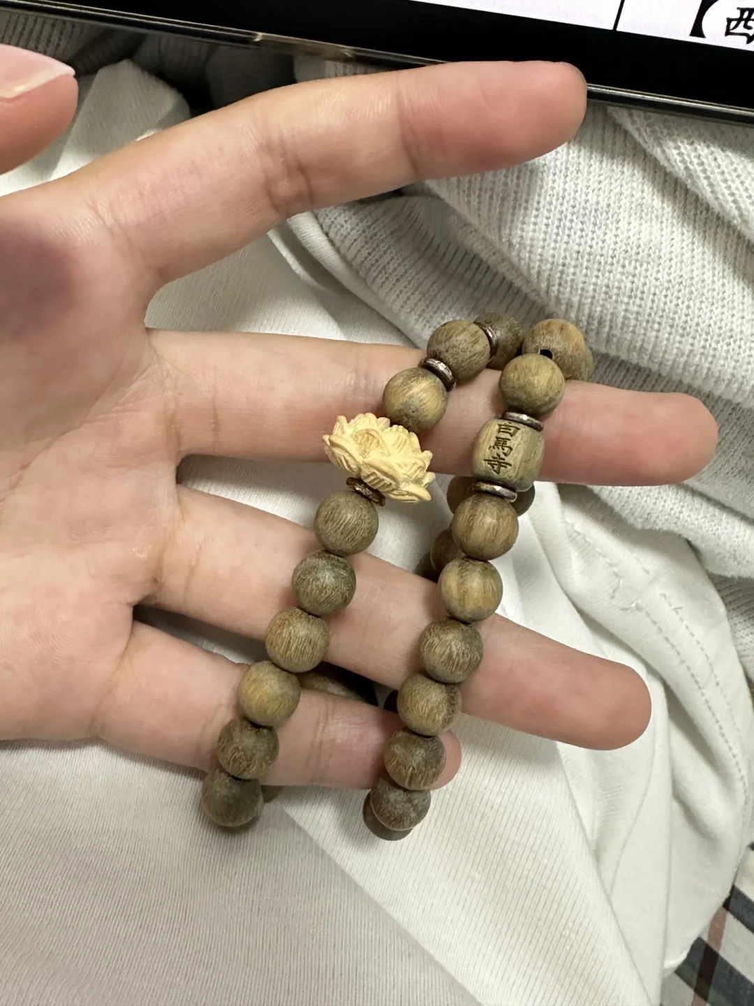 戴串手痒不是“认主”是过敏:出汗季收尾前,先看清你的木串在“漏”什么