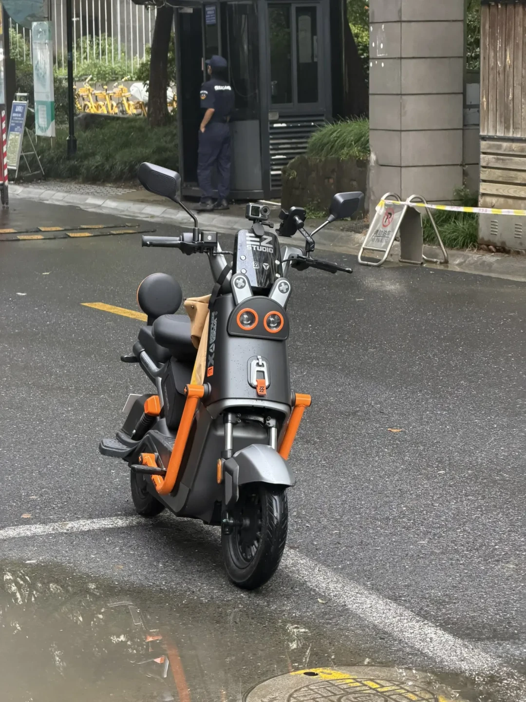 雅迪×绝区零联名进入交付潮：有人7月订车8月提车，有人卡在浙江上不了牌——翻了数十条最新车主晒单，把四笔账算清