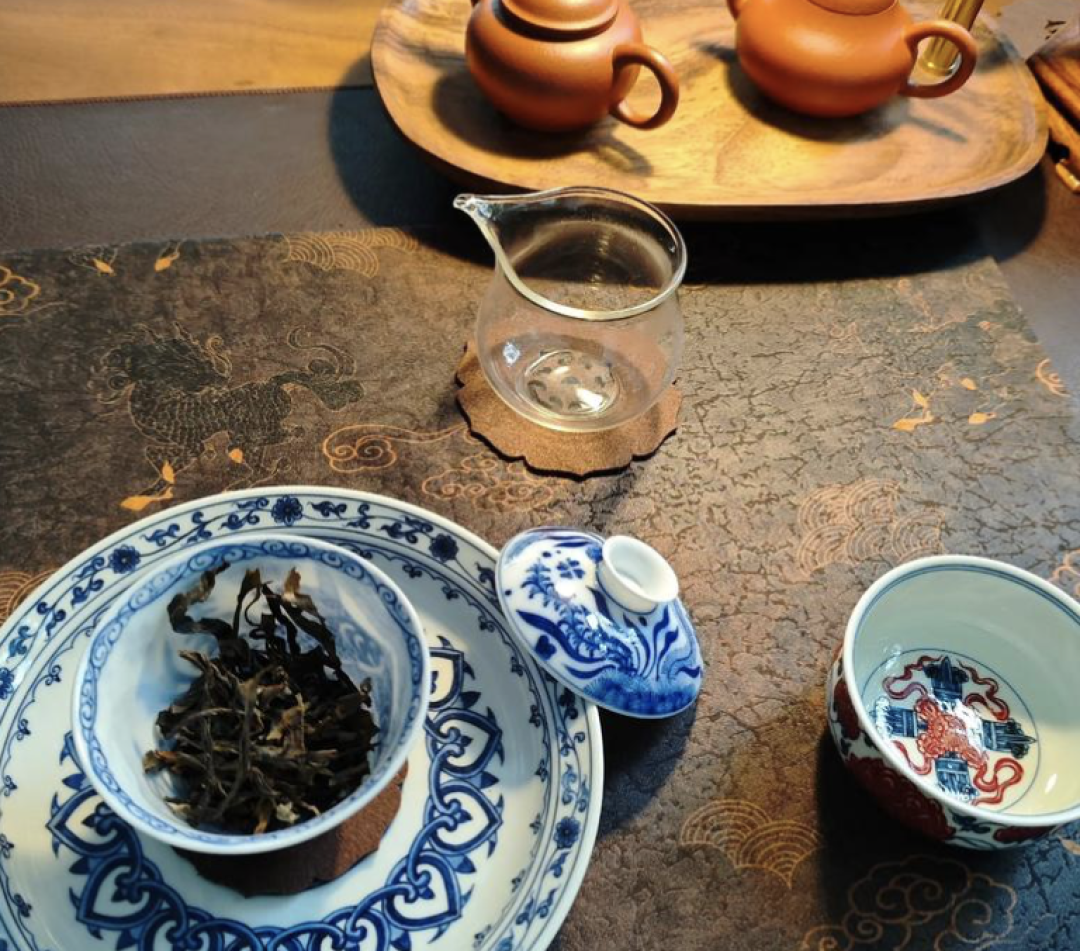 一饼苦涩一饼寡淡，大益两款标杆茶最好一起泡：三组比例、一个分层法，一泡3块钱