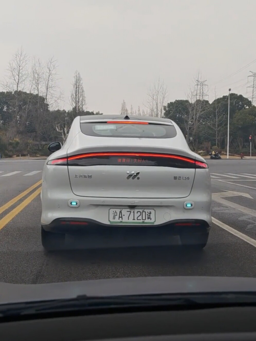 智驾“小蓝灯”将被禁,存量车会被OTA强关、上路就罚?对完工信部限制、GB4785条款和成都车展现场:原厂车照用,自己改灯的该慌