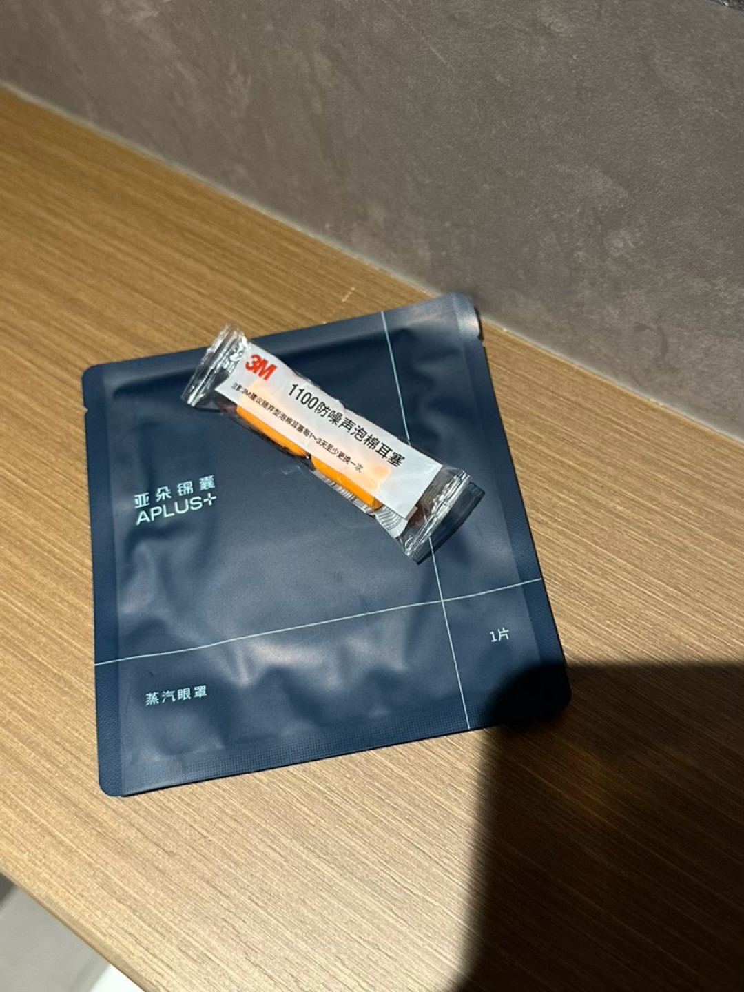 邵艺辉给亚朵拍了支12分钟广告刷屏,评论区却没人在聊枕头:对完Q2费用账和两派评价,我整理了它在卖什么、谁不用买单