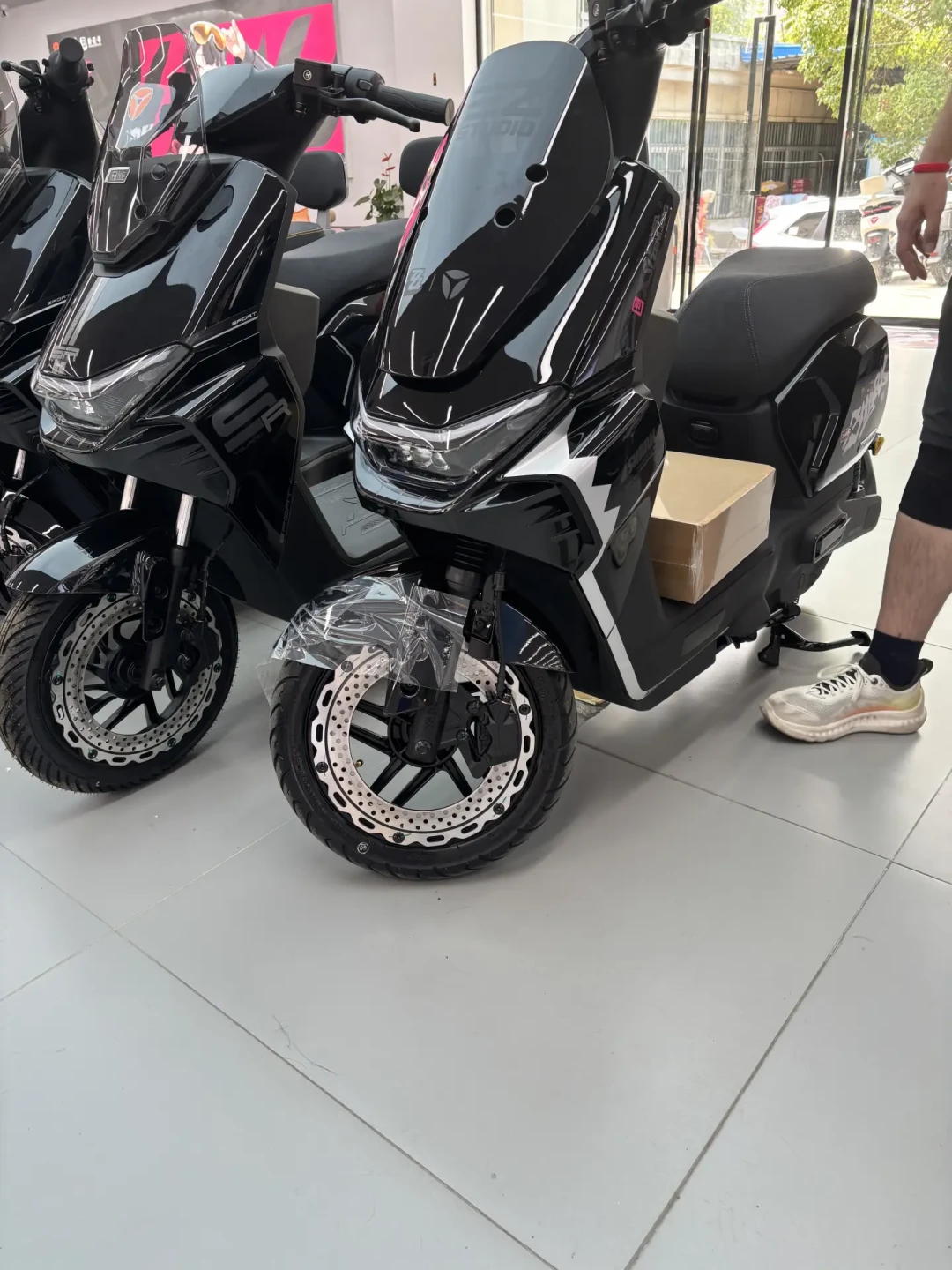 雅迪×绝区零联动车卖了一个多月:四款车4199元起,其中两款没驾照骑不了