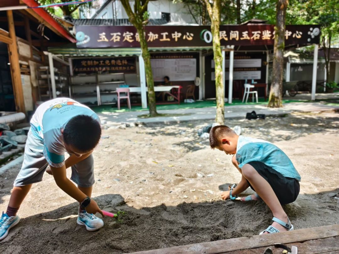 免费亲子捡玉石刷屏,但捡回来的大多不是玉:带娃去之前,先对齐预期、点位和安全