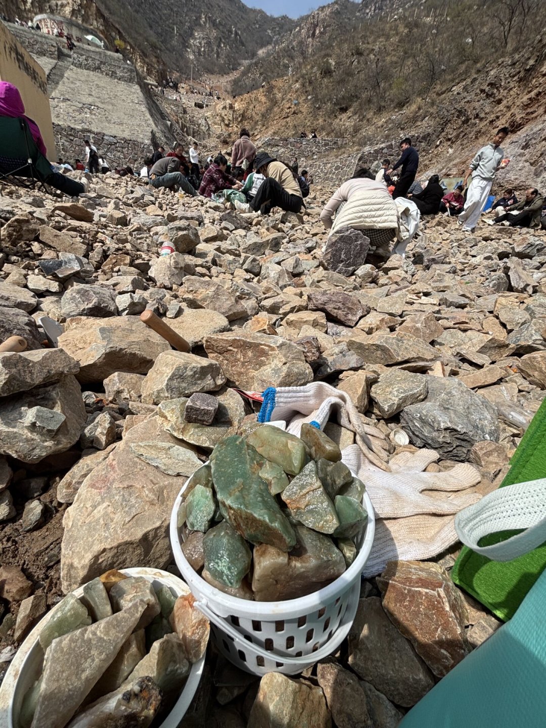 免费亲子捡玉石刷屏,但捡回来的大多不是玉:带娃去之前,先对齐预期、点位和安全