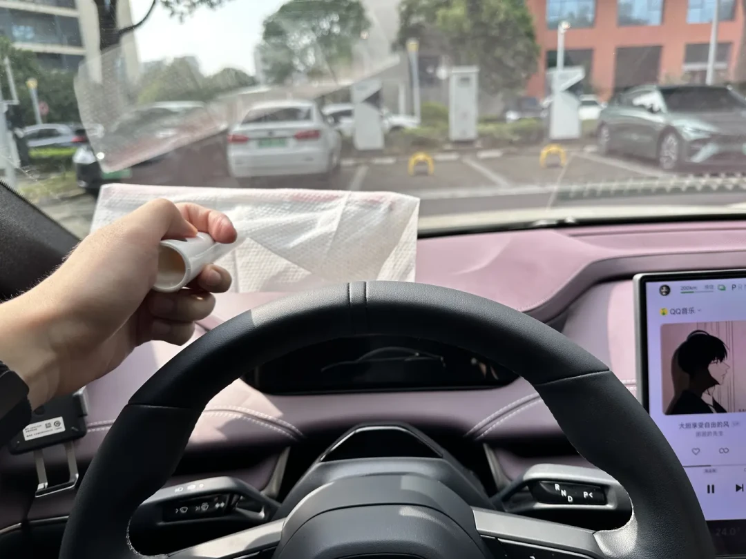 “路边去油膜”刷屏,但油膜去除剂可能是智商税:翻完4个平台的测评和摆拍争议,一次说清怎么处理油膜不伤玻璃