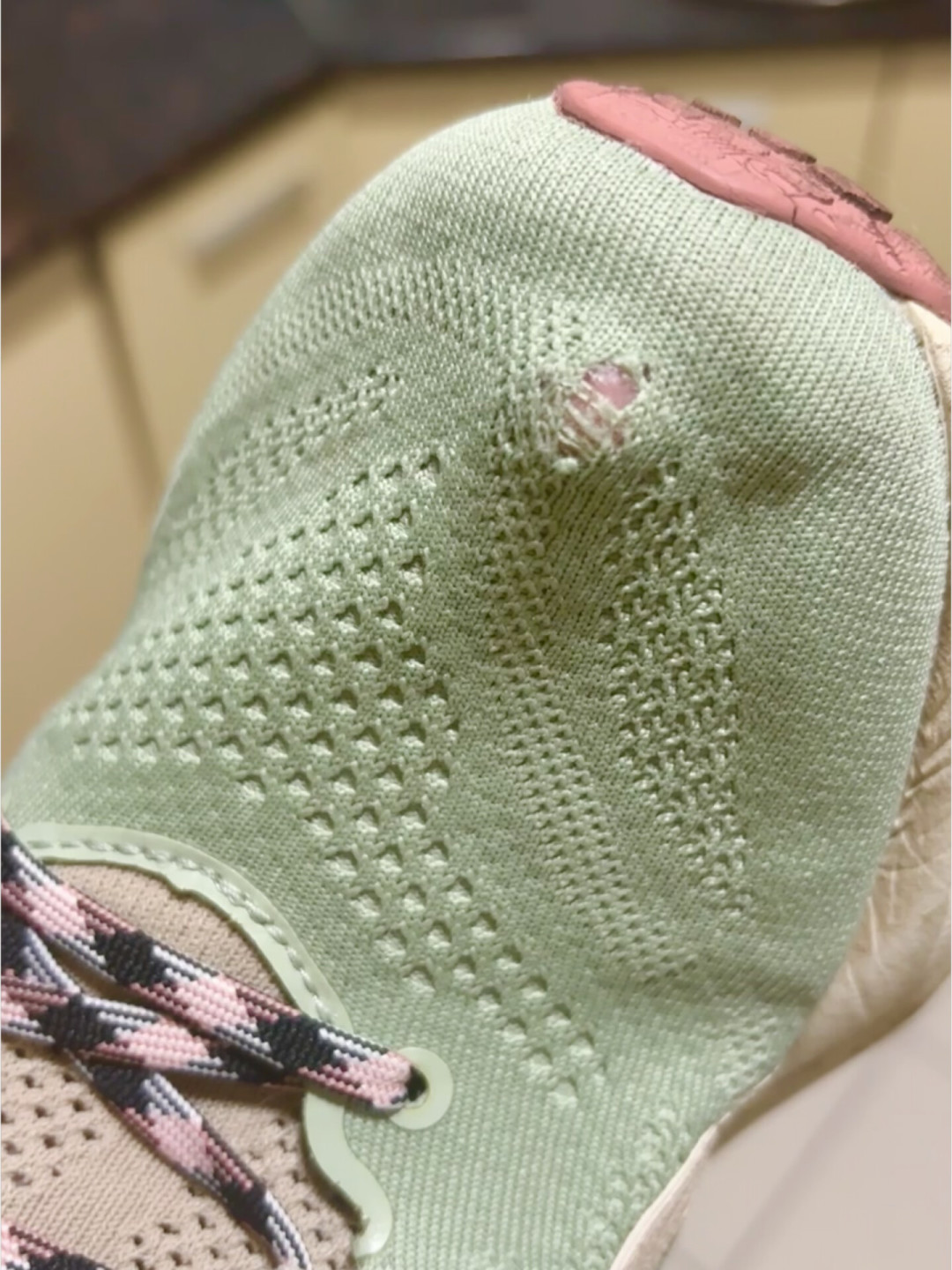 淘宝修网布的店,是被亚瑟士用户养活的:鞋面破洞三个原因,修不修只看一个标准