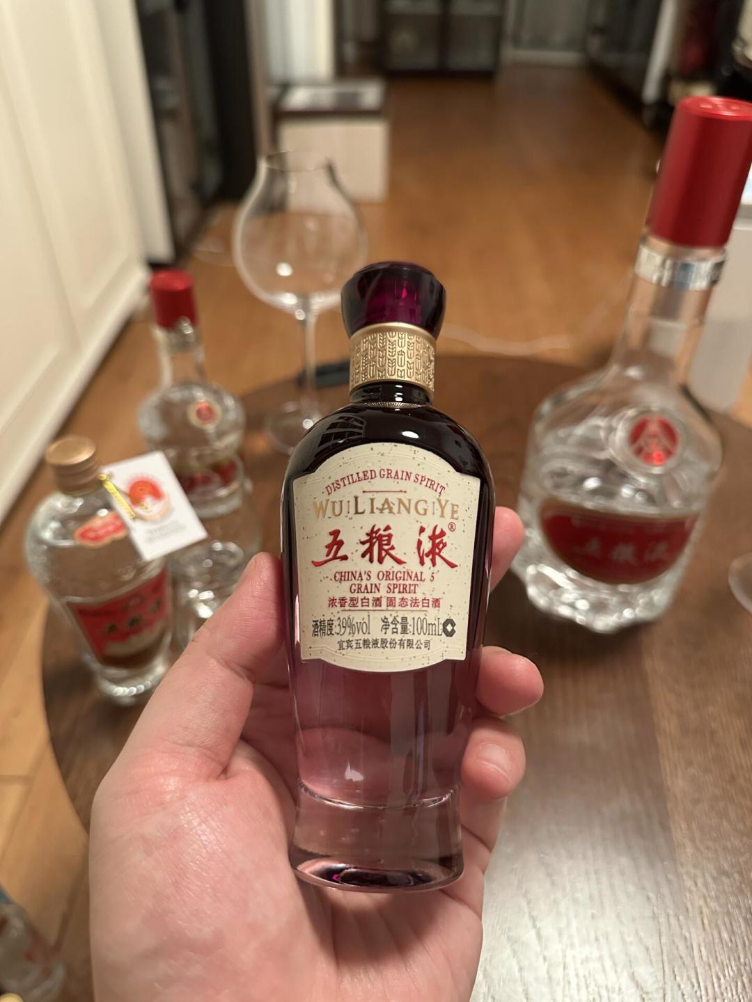 中秋宴别急着锁死52度:39度五粮液被点名百亿大单品,一瓶差出两百块的账,先看完这四笔