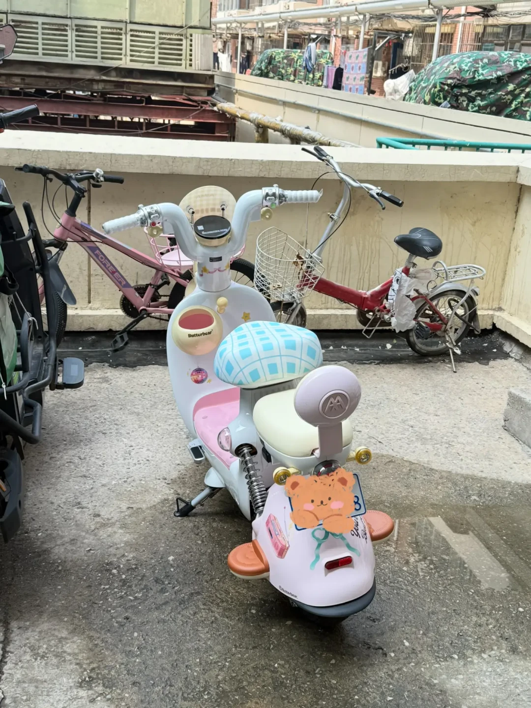 黄油小熊只贵200、吉伊卡哇还没价:爱玛联名车这个8月,先算清版本、实价和保修三本账