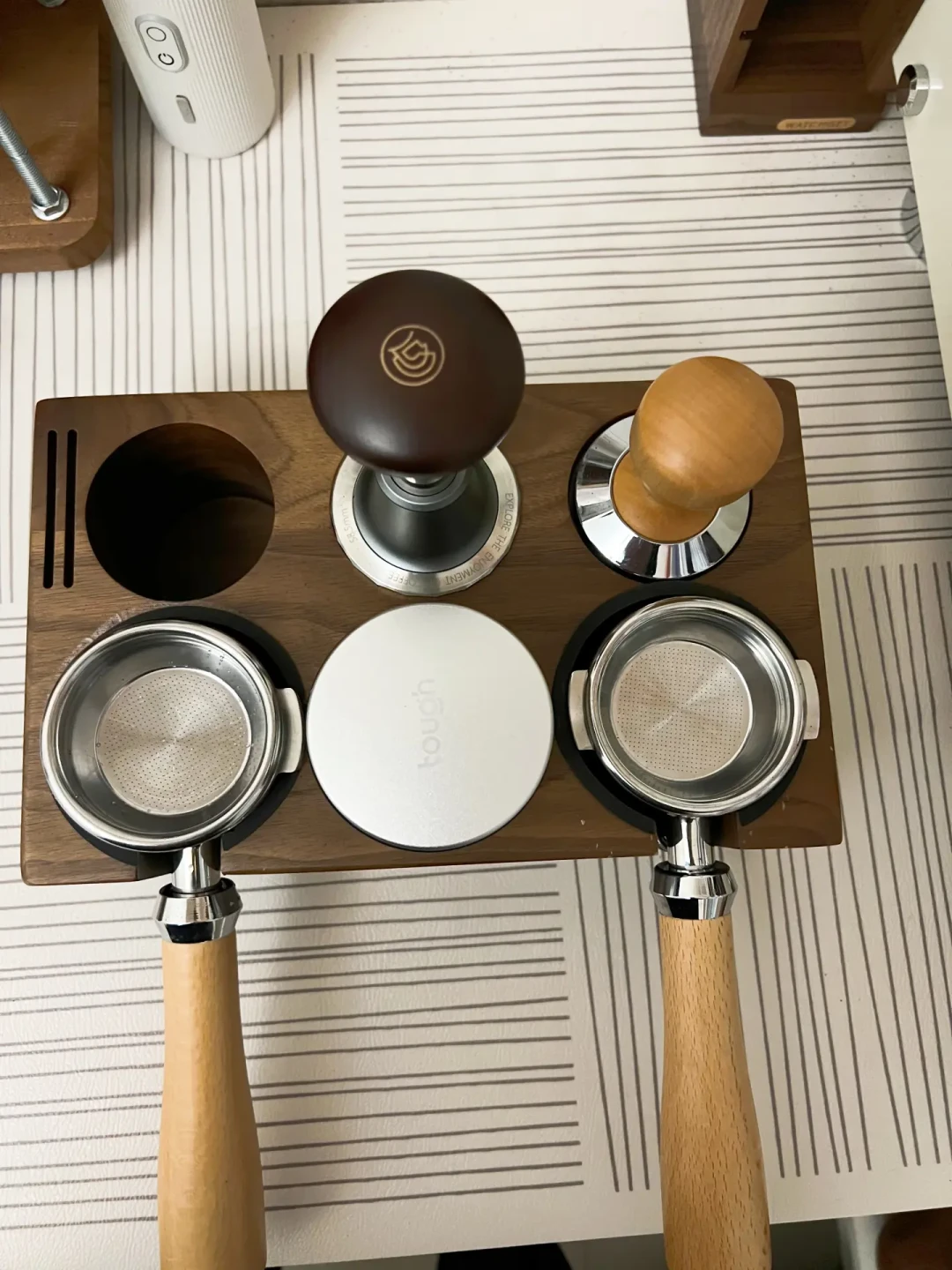 一边说“熏黑不会”，一边有人白色大理石已经染到擦不掉：对完484条评论的两个高热评论区和几十篇伤柜实录，我理清了咖啡角的真实伤害排序、压粉垫争议答案和从0元到几百元的花钱顺序