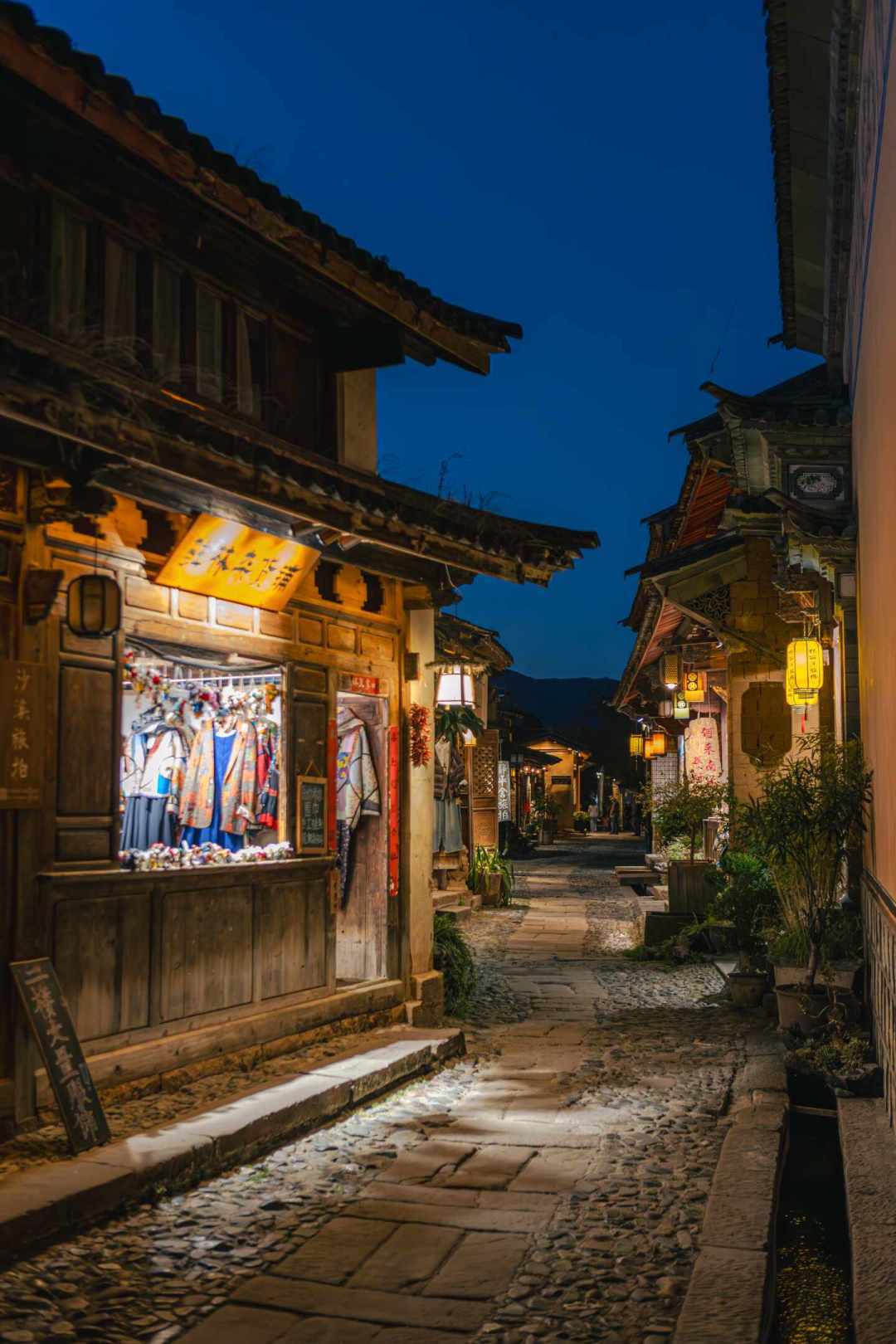 280涨到5850之后,国庆去古镇住哪儿:住镇里、退镇外还是睡车上,这笔账我替你算全了