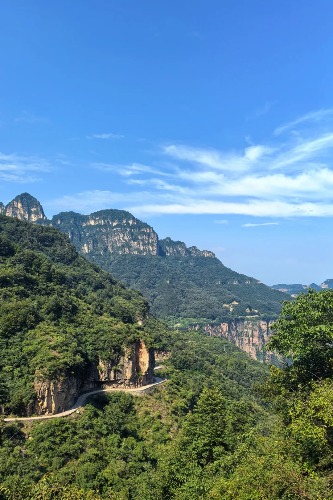 山路窄路打对面,不是“靠悬崖的让”:翻完这个夏天太行十六拐的会车帖,我把让行顺序理出来了