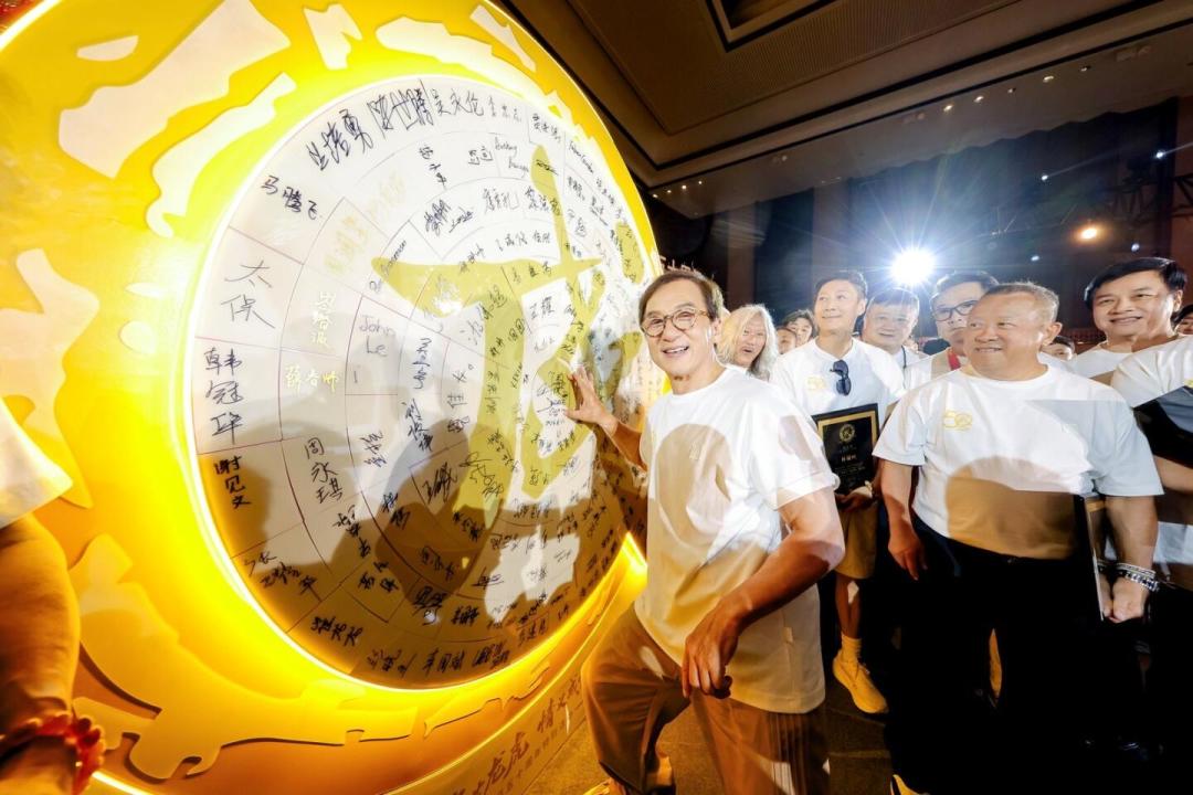 成家班50年,“只捧红了成龙”的真相,藏在那面奖杯墙上
