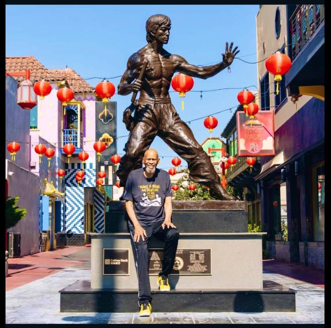 阿德巴约获颁“贾巴尔奖杯”:这个差点被看成“社会主义”的奖,为什么用贾巴尔冠名