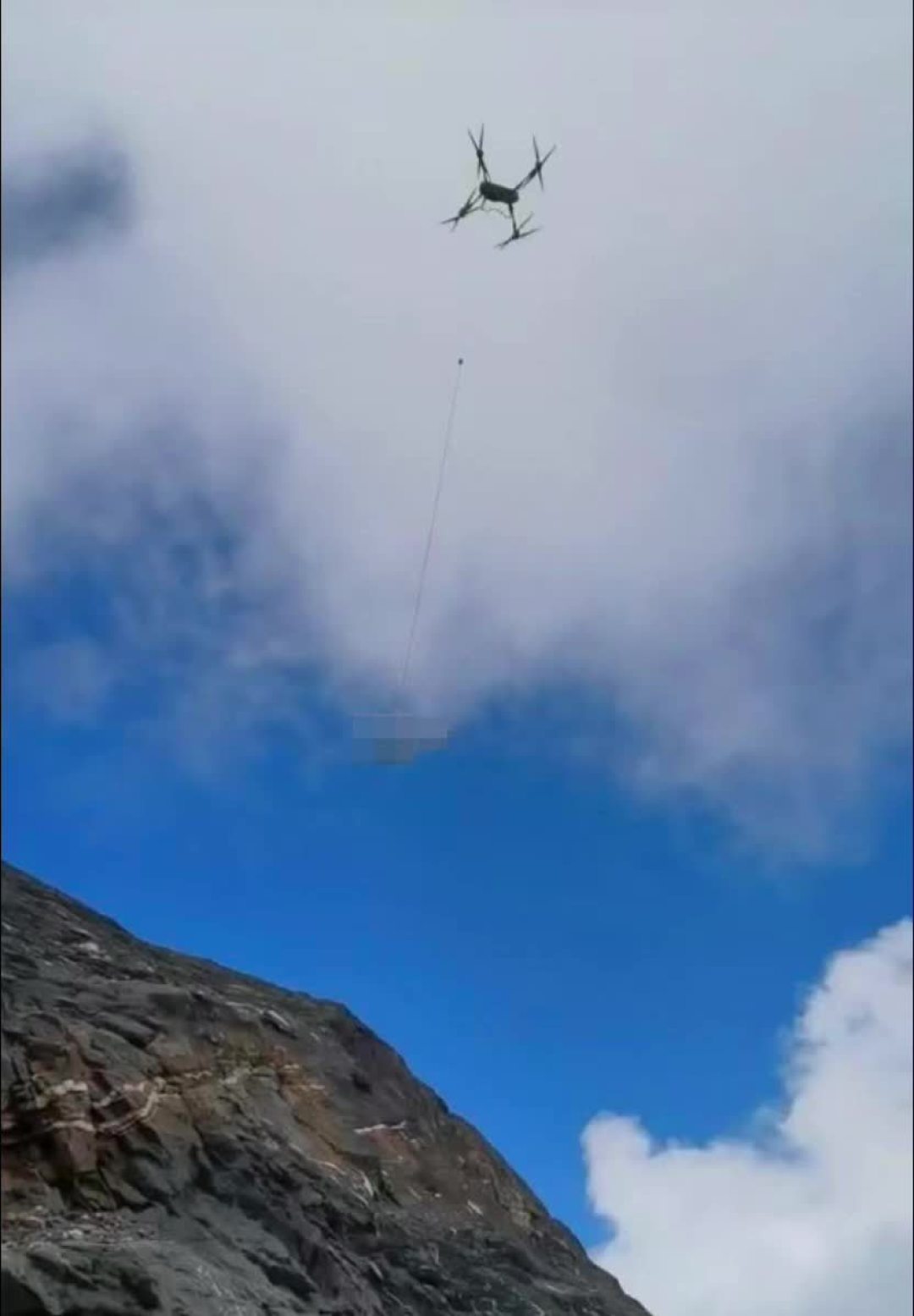 哈巴雪山用无人机从5020米吊运遗体下山,救援费由家属结算:秋季进山前,先看清这两个规则变化