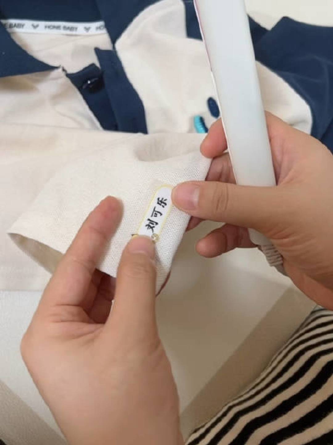 开学前给孩子校服被褥做名字标记:4种方法各有分工,全名别绣在衣服外面