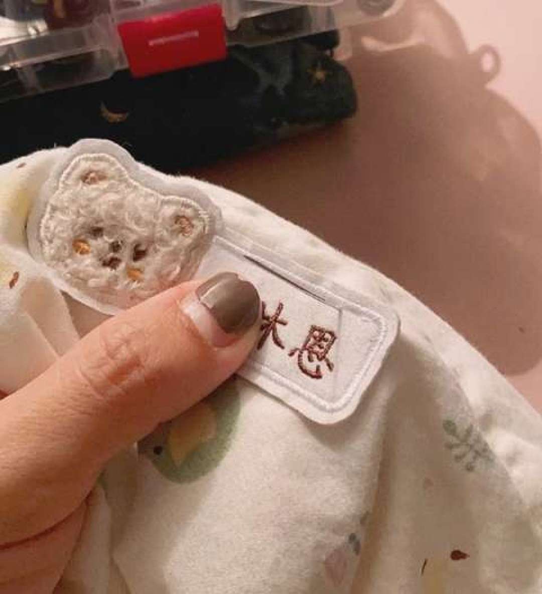 开学前给孩子校服被褥做名字标记:4种方法各有分工,全名别绣在衣服外面