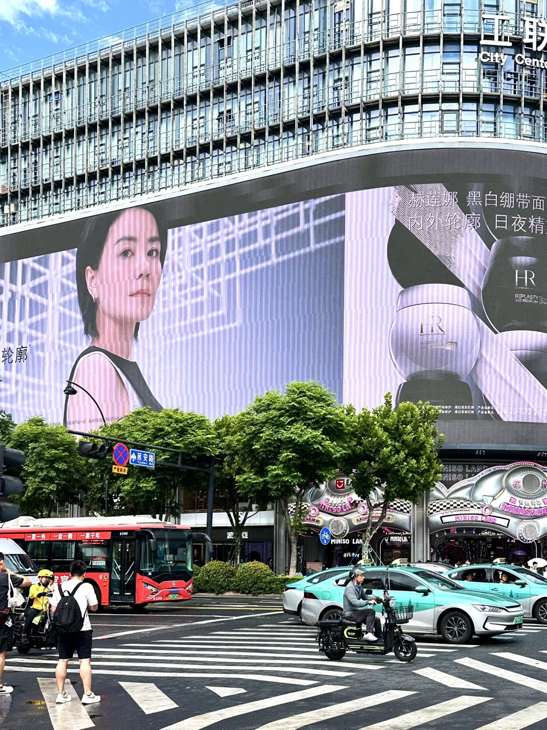 王菲巨幕刷屏,赫莲娜这次要你凑齐“黑白双打”:翻了三十篇搭配实评,这对7000元CP不是人人适合