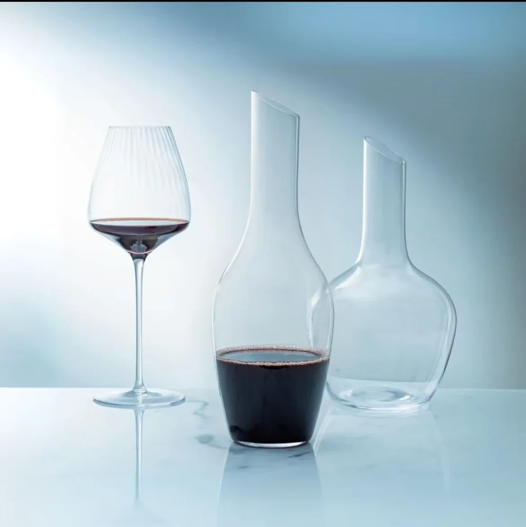 同一款酒倒进不同醒酒器,品鉴师都喝懵了?这场2.4万赞的争论,终于把醒酒器的钱说明白了