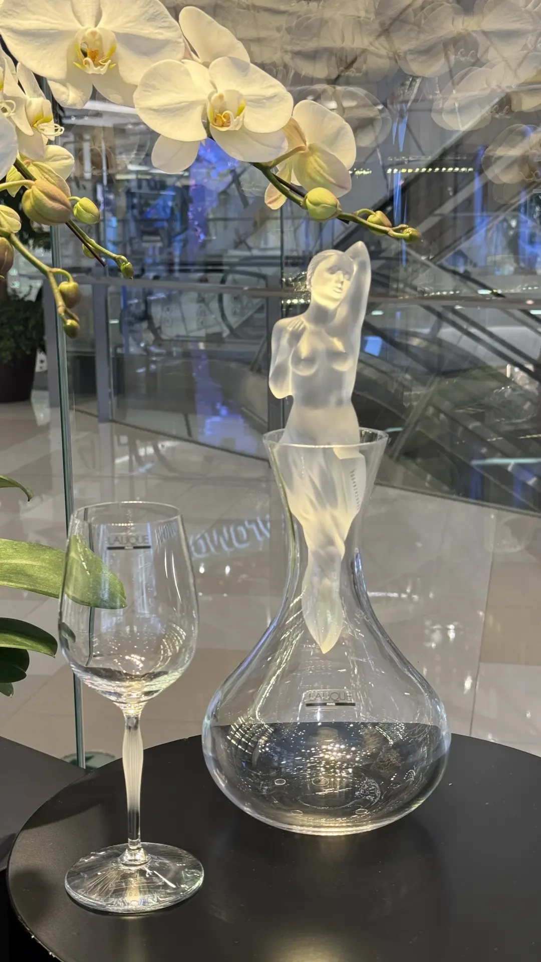 同一款酒倒进不同醒酒器,品鉴师都喝懵了?这场2.4万赞的争论,终于把醒酒器的钱说明白了