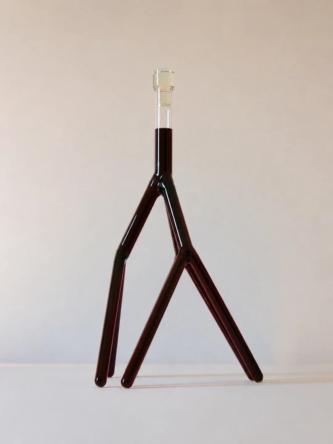 同一款酒倒进不同醒酒器,品鉴师都喝懵了?这场2.4万赞的争论,终于把醒酒器的钱说明白了