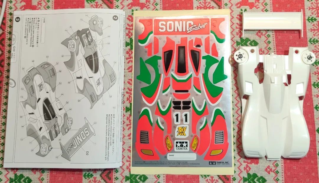 挖出来的四驱车往哪跑?纸板0元、3D打印约200元、成品道68元起,我把在家铺跑道的四条路子理清了