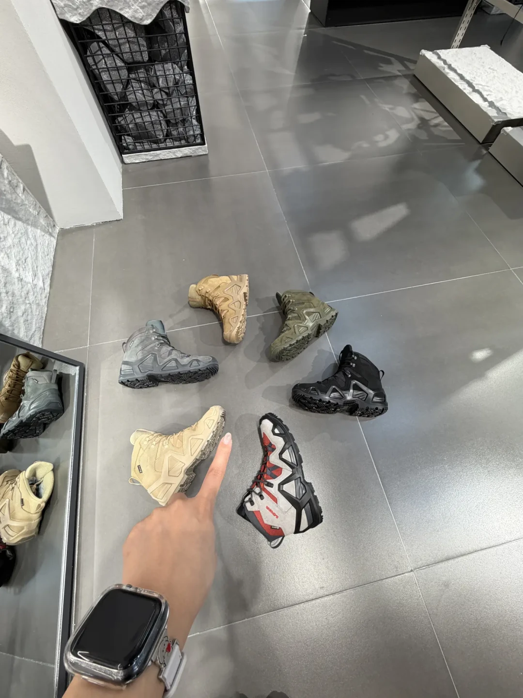 LOWA逆行者的“祖国版”到货了:今年复刻的风向从战术靴吹到山路,这几百块能不能扛住秋季长线见分晓