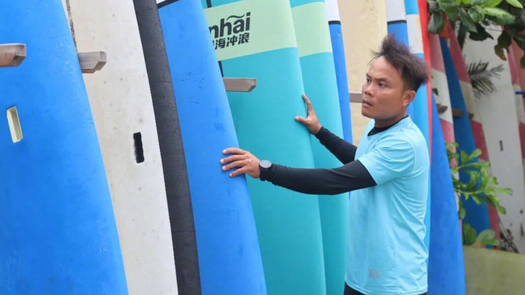 万宁冲浪教练抱板冲进巨浪救少年获1万元:海边90%的溺水事故,都指向这种