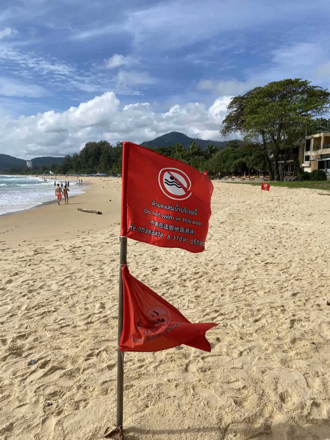 万宁冲浪教练抱板冲进巨浪救少年获1万元:海边90%的溺水事故,都指向这种