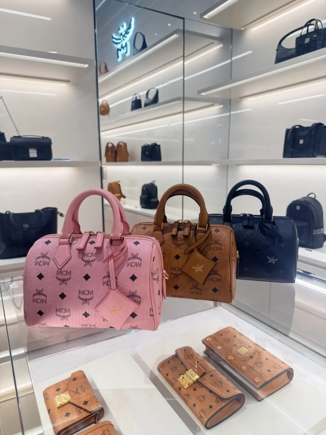 MCM开始往机场开店:海口免税店5折+立减、乌鲁木齐店这周也开,算清候机购物这笔账再决定要不要专程