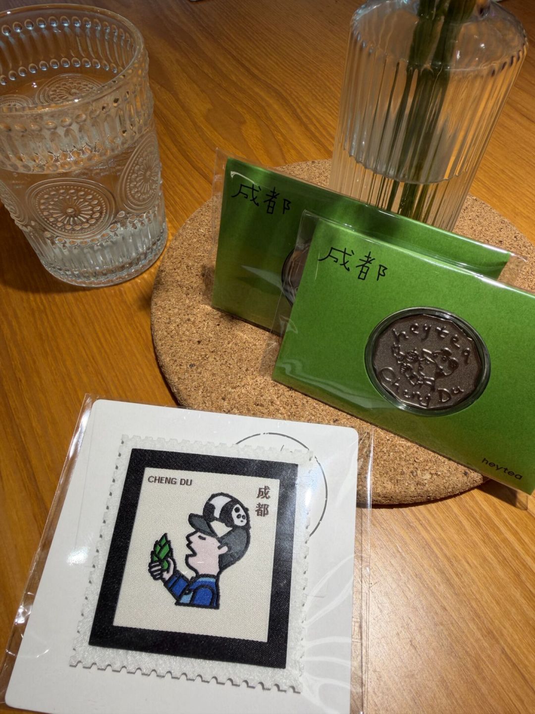 排队102号领“鸡蛋”:喜茶11个月发了77城的刺绣冰箱贴,蹲、换、代喝怎么算账