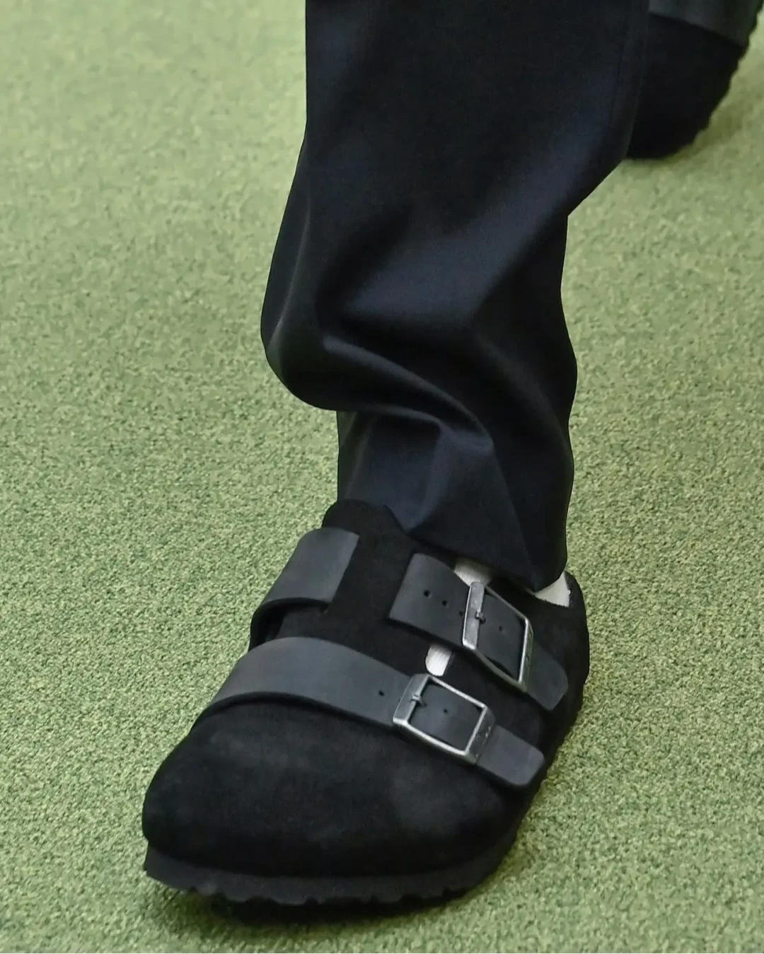 BIRKENSTOCK 联袂 sacai 的杂交勃肯:Aoyama 107 与 Cassette 75,这双鞋值不值得等