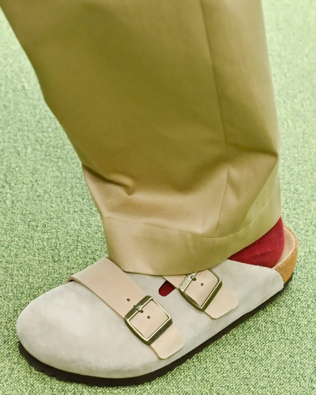 BIRKENSTOCK 联袂 sacai 的杂交勃肯:Aoyama 107 与 Cassette 75,这双鞋值不值得等