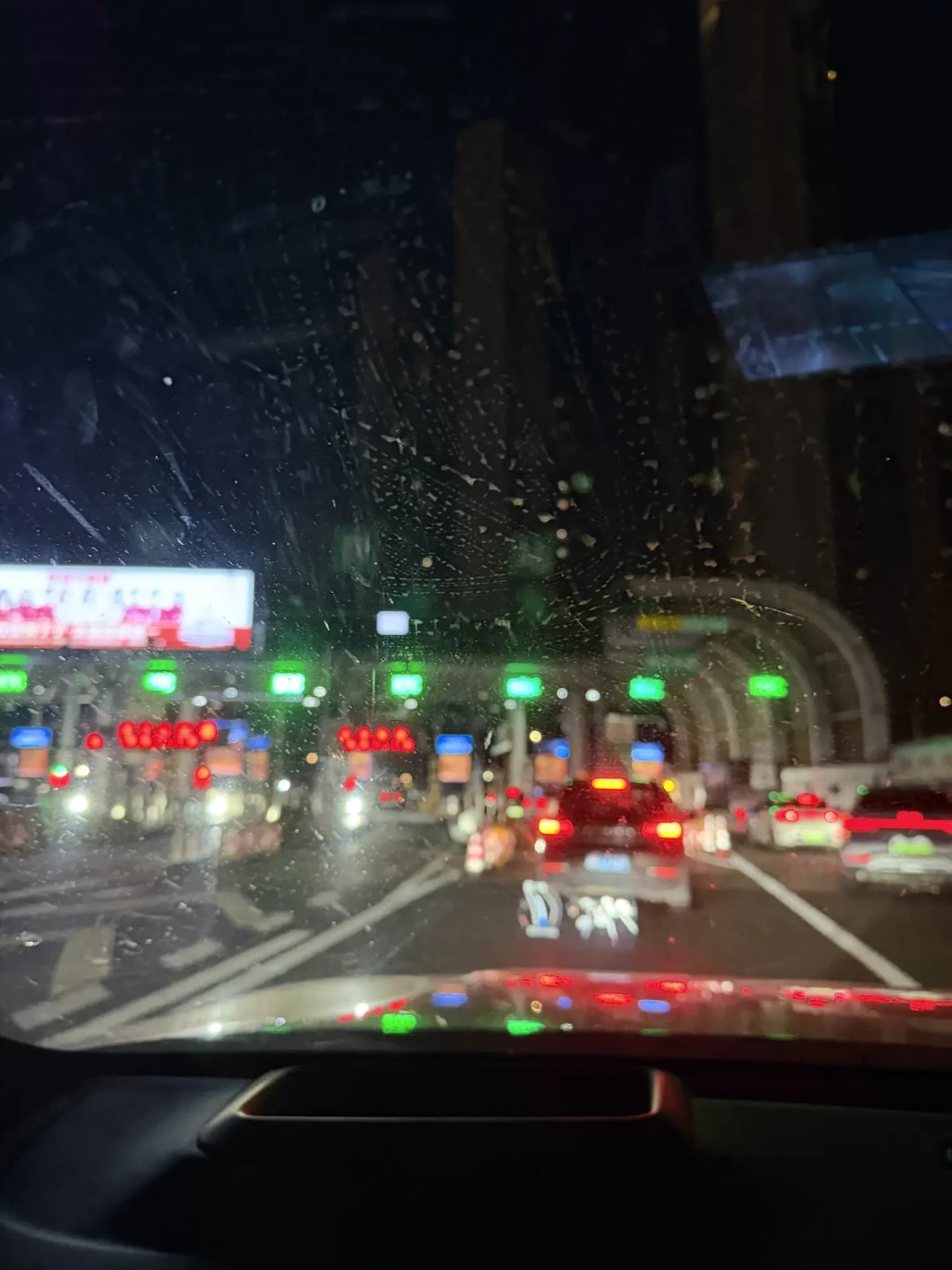 智驾强标发布后的第一个国庆:小蓝灯灭了、脱手可罚了,假期想靠智驾跑千里,先对这三个日期