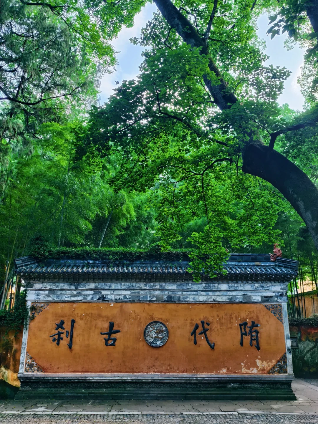 一排喷泉把黄果树送上榜:国庆要去的“禅意点位”,先分清真禅和预制禅