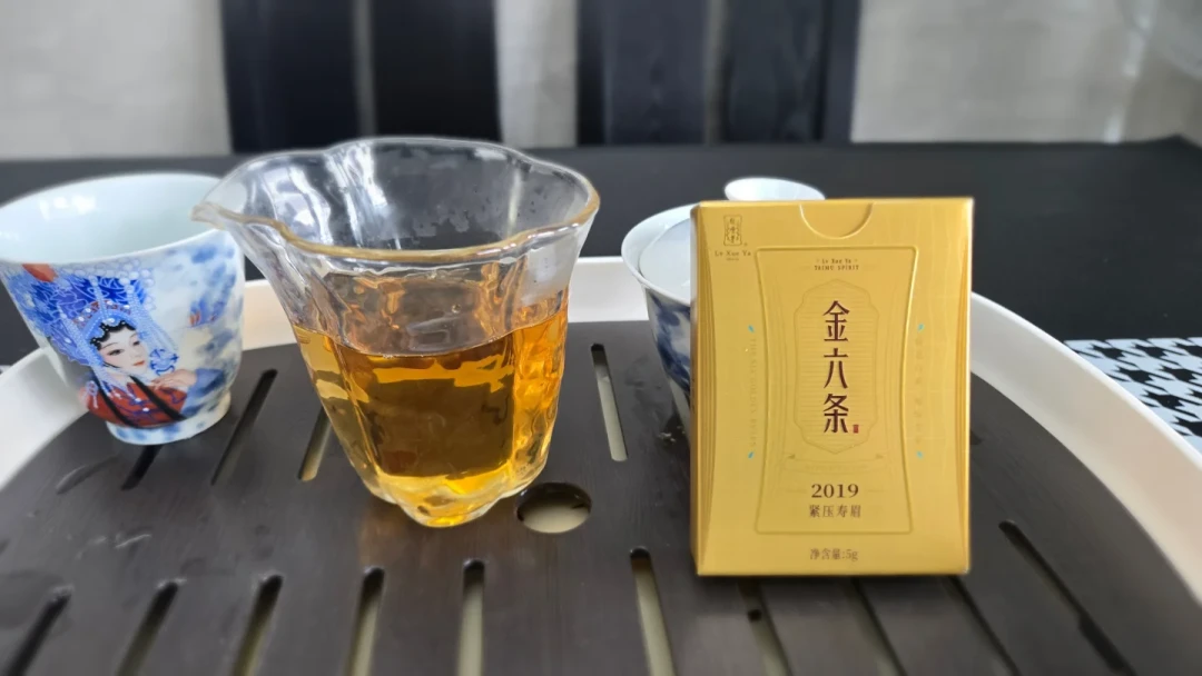 先别急着整饼入手！我把绿雪芽的4条试喝路径算了一笔账，大牌白茶实际单泡成本只要3.9元