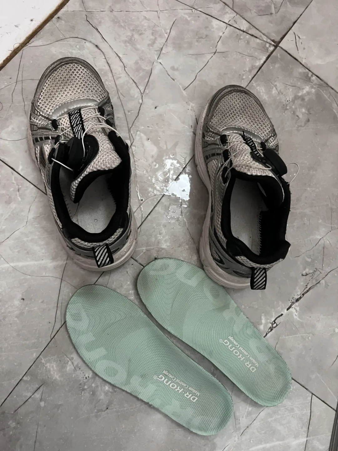 两双江博士臭得一模一样?半年自述帖翻下来,问题多半出在那双鞋垫上