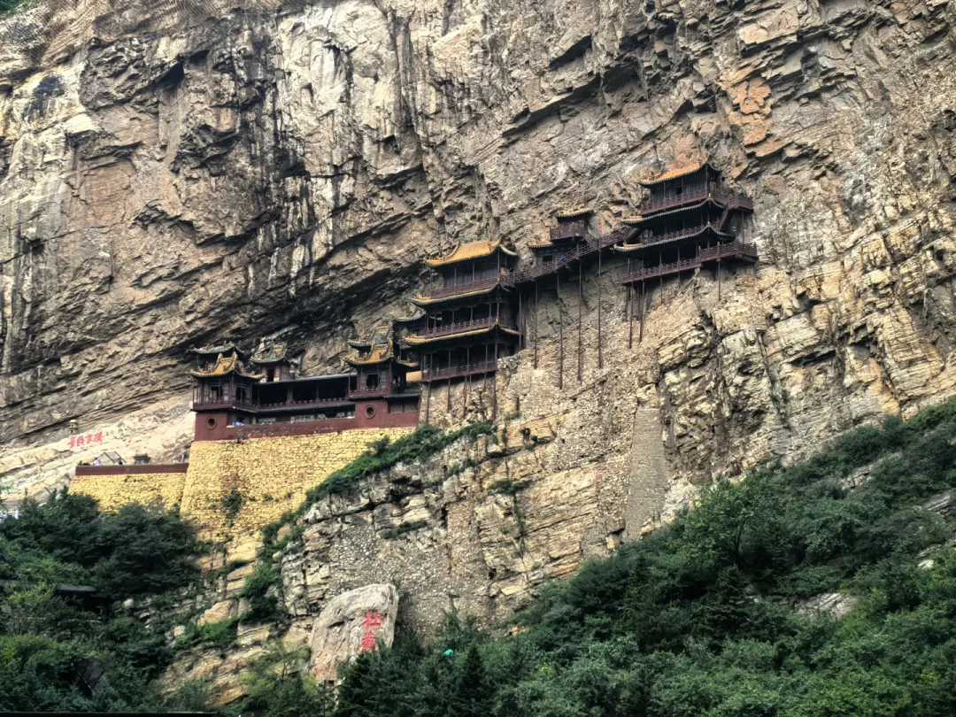 国庆去山西怕人多?我把七八月二十多条实拍结成了三件事:哪儿挤、哪些错峰招失效、酒店涨多少