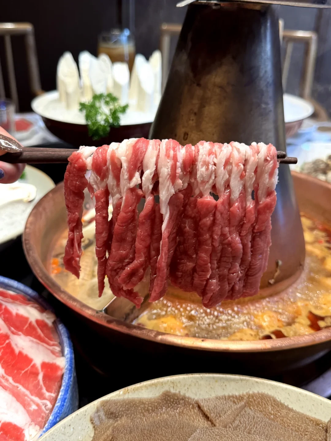 鲜切羊肉卷盘与铜锅