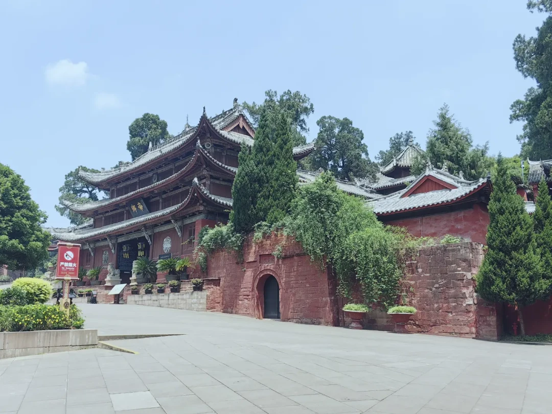 文昌祖庭里,藏着一尊背对香火的“考神”:门票40元,去梓潼七曲山见张献忠,一尊像的三次翻案