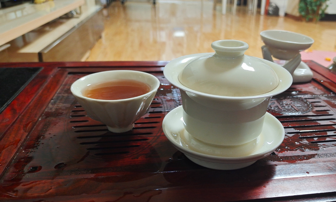 新紫砂壶开壶之争:煮豆腐派和烫一烫派,各说对了一半